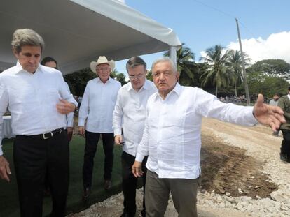 El presidente Andrés Manuel López Obrador junto al enviado especial de EE UU para el clima, John Kerry