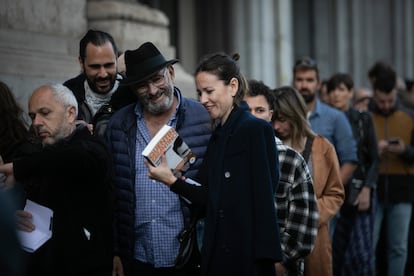 Una mujer sujeta el último libro de Quentin Tarantino, en el exterior del teatro Coliseum de Barcelona este domingo.