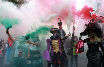 Un grupo de personas durante el desfile de Catrinas el 22 de octubre en Ciudad de México. La calavera Catrina, originalmente Calavera Garbancera, creada por José Guadalupe, es actualmente la imagen más representativa del Día de los muertos, una festividad indígena mexicana que honra a los ancestros durante el 1 y 2 de noviembre.