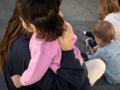 Una mujer abraza a una niña en una guardería en Barcelona.