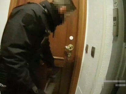 Imagen de la actuación policial en una vivienda de la calle Lagasca de Madrid por una fiesta ilegal que también está siendo investigada.