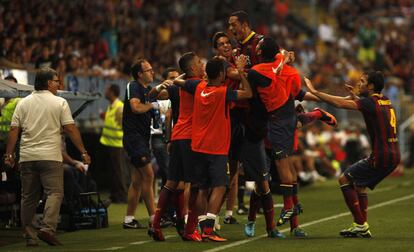 Adriano celebra el gol de la victoria con el banquillo.