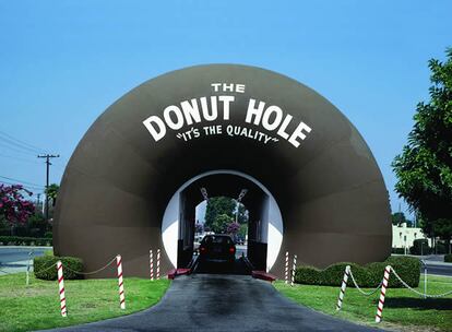 &#39;The Donut Hole&#39;, en La Puente, California. Margolies rescata mediante 400 fotografías la versión más &#39;kitsch&#39; de Estados Unidos, puro delirio pop