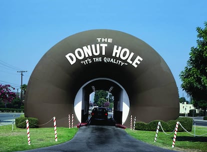 'The Donut Hole', en La Puente, California. Margolies rescata mediante 400 fotografías la versión más 'kitsch' de Estados Unidos, puro delirio pop
