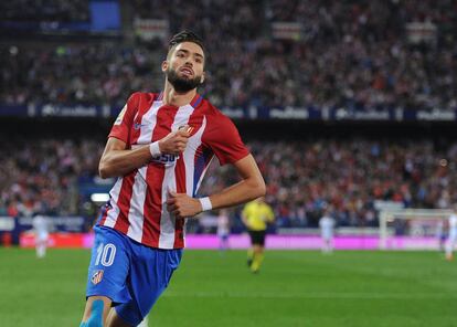 Yannick Carrasco celebra un gol en un partido de La Liga.