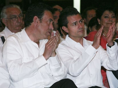 Humberto Moreira (izquierda), junto a Enrique Peña Nieto, candidato del PRI, durante un acto oficial.