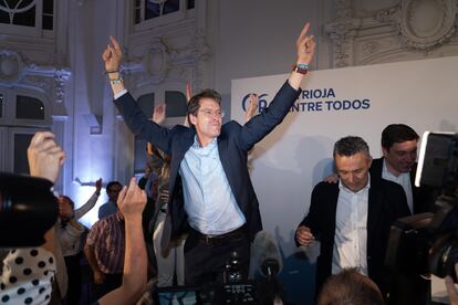 El candidato del PP a la Presidencia de La Rioja, Gonzalo Capellán, celebra su victoria en las elecciones de este domingo.