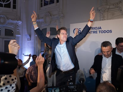 El candidato del PP a la Presidencia de La Rioja, Gonzalo Capellán, celebra su victoria en las elecciones de este domingo.