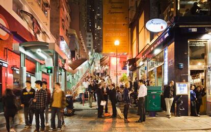 Ambiente nocturno en el Soho de Hong Kong, junto a las escaleras mecánicas del Central Mid-Level Elevator.