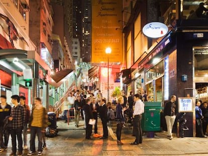 Ambiente nocturno en el Soho de Hong Kong, junto a las escaleras mec&aacute;nicas del Central Mid-Level Elevator.