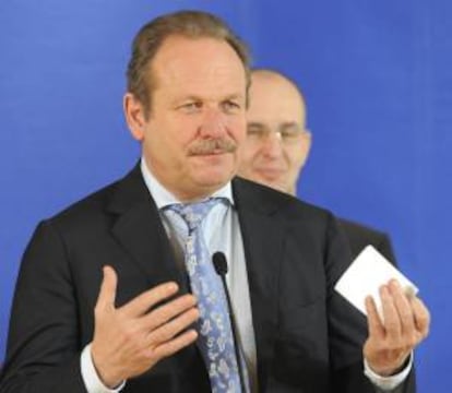 Frank Bsirske (en la imagen), presidente de Ver.di, que representa a los trabajadores del sector de servicios alemán, acusó a los líderes europeos, y en especial a la canciller alemana, Angela Merkel, de haber tergiversado la crisis presentándola como una crisis de la deuda cuando su origen estuvo en la irresponsabilidad de los bancos. EFE/Archivo