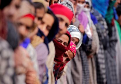 Mujeres congregadas para ver el cuerpo de Noor Mohammad Tantray, el líder separatista cachemir, durante su funeral en Tral (India). 
