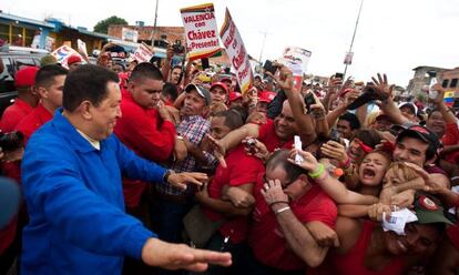 Hugo Ch&aacute;vez saluda a sus seguidores en un acto de campa&ntilde;a el domingo pasado en Valencia (Venezuela).