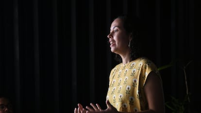Nina Santos, directora de Aláfia Lab y coordinadora de Desinformante, da una conferencia en Salvador de Bahía (Brasil).