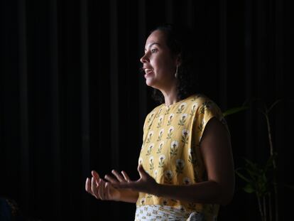 Nina Santos, directora de Aláfia Lab y coordinadora de Desinformante, da una conferencia en Salvador de Bahía (Brasil).