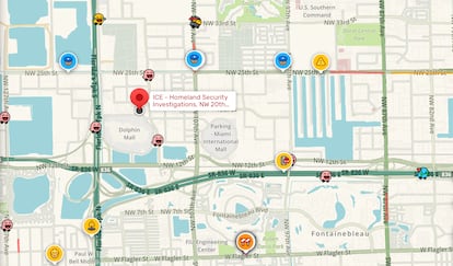 Migrantes utilizan el señalamiento de vía congelada de la aplicación Waze para señalar las redadas de ICE en Florida, imagen ilustrativa.