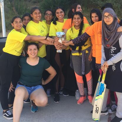 Foto de familia del equipo Criquet 11 de criquet femenino. Hifsa Butt, en el centro con una trenza, en un equipo entre el equipo del Poble Sec (de amarillo) y el de Trinitat Vella (naranja) AUTORIA Fundació per a l'Esport i l'Educació de Barcelona