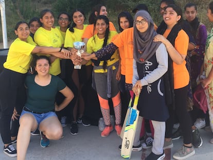 Hifsa Butt, en el centro con una trenza, en un partido entre el equipo del Poble Sec (de amarillo) y el de Trinitat Vella (naranja).