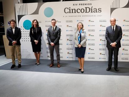 Luis Bardaji, CEO de Truksters; Regla Bejarano, directora de la Fundación Cruzcampo; Francisco Cortés Martínez, director ejecutivo de Sensia; la vicepresidenta primera y ministra de Asuntos Económicos y Transformación Digital, Nadia Calviño; Rafael Mateo, CEO de Acciona Energía y Antón Martínez, director de Enagás Renovable.