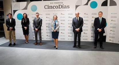 Luis Bardaji, CEO de Truksters; Regla Bejarano, directora de la Fundación Cruzcampo; Francisco Cortés Martínez, director ejecutivo de Sensia; la vicepresidenta primera y ministra de Asuntos Económicos y Transformación Digital, Nadia Calviño; Rafael Mateo, CEO de Acciona Energía y Antón Martínez, director de Enagás Renovable.