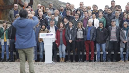 El secretario general de Sortu, Arkaitz Rodríguez, lee una declaración sobre la disolución de ETA, el pasado día 5 de mayo. 