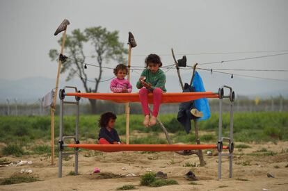 Niños en el campo provisional de refugiados de Idomeni, en la frontera entre Grecia y Macedonia.