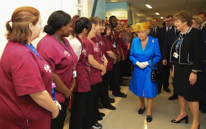 La reina, junto a parte del personal sanitario del hospital de Manchester que atiende a los menores heridos en el atentado del pasado lunes.