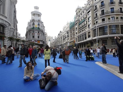 La Gran Vía cubierta con moqueta azul.