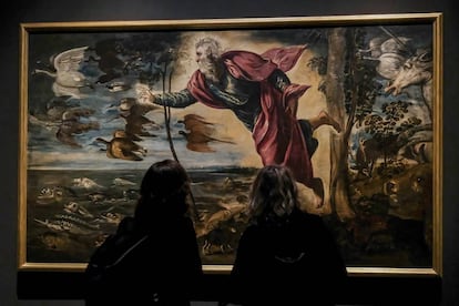 Dos visitantes en la exposición de Tintoretto en Venecia, el pasado 7 de septiembre.