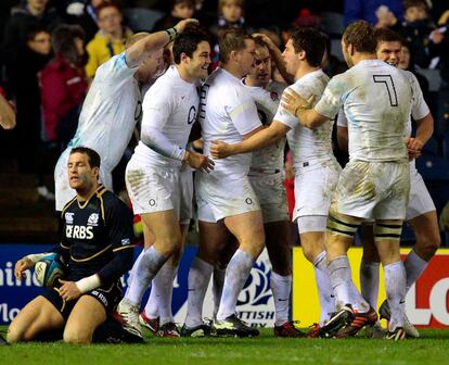 El equipo inglés le gana a los escoceses en Edimburgo, el capitan de inglaterra con la Calcutta Cup