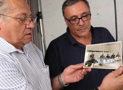 Sergi Centelles sostiene una fotografía hecha por su padre, ante la mirada de su hermano Octavi.