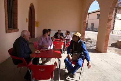 Said al Ghoury charla con unos vecinos en la terraza del bar de Visiedo. "Se conoce a todo el mundo, es un español más", dice el gestor del bar. "¡Juega al guiñote y todo!". Aragón es la Comunidad Autónoma con el medio rural más despoblado (9,6 habitantes por kilómetro cuadrado) y Teruel es la décima ciudad con el índice de envejecimiento más alto de España.