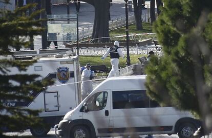 Agents de la policia forense investiguen a la zona on s'ha produït l'explosió al centre d'Istanbul.