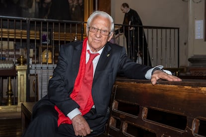 El padre Ángel, presidente de la ONG Mensajeros de la Paz, en la iglesia de San Antón en Madrid.