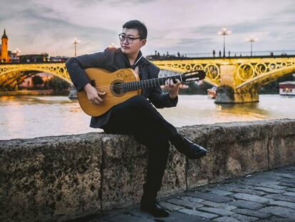 El chino Can Wang estudiará el grado de especialidad de Guitarra Flamenca en el conservatorio de Córdoba. En la foto, Wang en Triana (Sevilla).