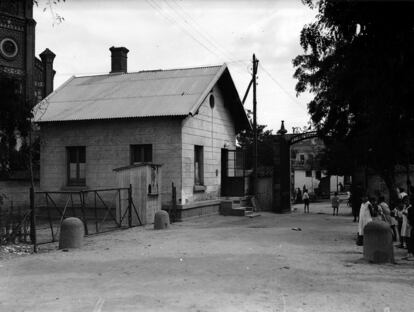 Puerta del Ángel en 1932. A su lado, la casa del guarda que cobraba el acceso a los vehículos.