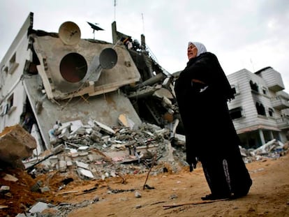 Una mujer palestina llora ante edificios destruidos