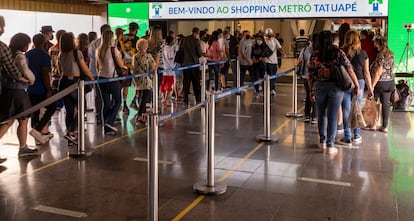Reabertura de shoppings na capital paulista, em junho, provocou filas de consumidores na entrada dos estabelecimentos.