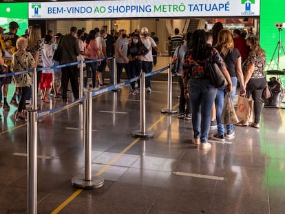 Fila para entrar em um shopping na cidade de São Paulo, após o relaxamaento da quarentena na capital no último dia 11.