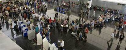 Colas ayer ante los mostradores de facturación en la terminal B del aeropuerto barcelonés de El Prat.