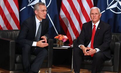 El secretario general de la OTAN, Jens Stoltenberg, junto al vicepresidente de EE UU, Mike Pence, en febrero en Múnich. 
 