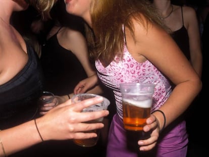 Dos chicas beben en una discoteca, en una imagen de archivo.