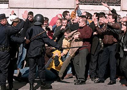 Un momento de la carga de los <i>antidisturbios</i> contra los policías municipales en la calle Mayor, junto al Ayuntamiento.