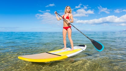 Artículo de EL PAÍS Escaparate que describe las ventajas de usar una tabla de paddle surf hinchable superventas.