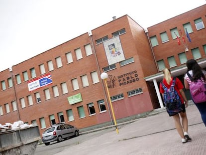 Entrada del instituto Pablo Picasso de Pinto, donde estudiaban los tres menores detenidos acusados de vejar a una compa&ntilde;era de clase. 