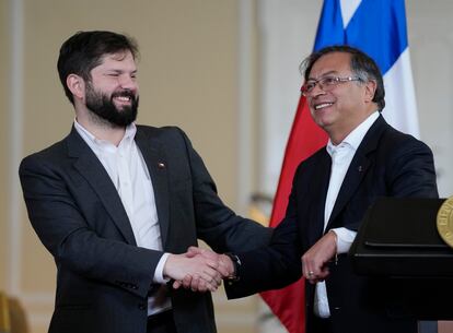 El presidente de Chile, Gabriel Boric, a la izquierda, le da la mano al presidente de Colombia, Gustavo Petro, durante su visita a Colombia, el 7 de agosto de 2022.