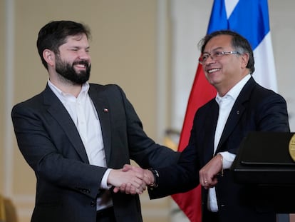 El presidente de Chile, Gabriel Boric, a la izquierda, le da la mano al presidente de Colombia, Gustavo Petro, durante su visita a Colombia, el 7 de agosto de 2022.