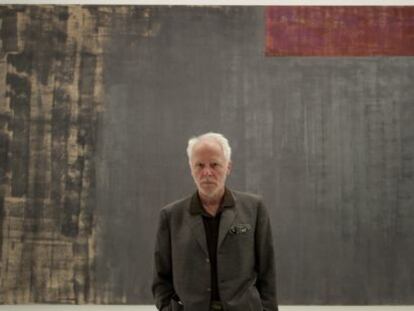 Helmut Federle, ante una de sus obras expuestas en el IVAM.