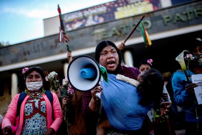 Manifestantes protestan por la violación de una niña indígena perpetrada por militares frente a las instalaciones del Ejército en Bogotá.