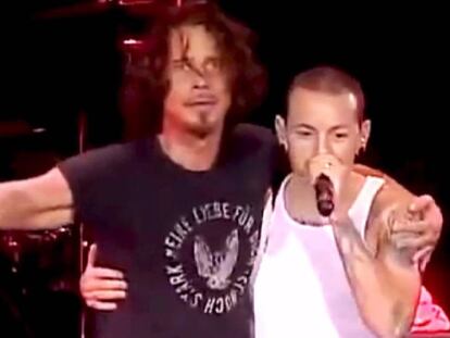 Chris Cornell e Chester Bennington, juntos no palco interpretando 'Hunger strike'.